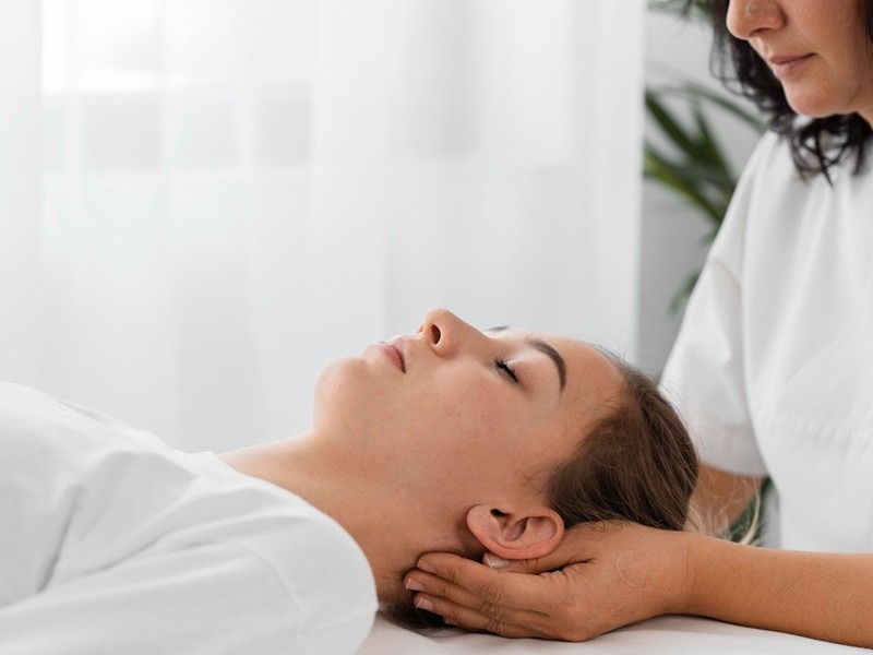 Kiedy klasyczny masaż to za mało. Jak osteopatia i terapia czaszkowo-krzyżowa uwalniają ciało od blokad i migren Hamak SPA