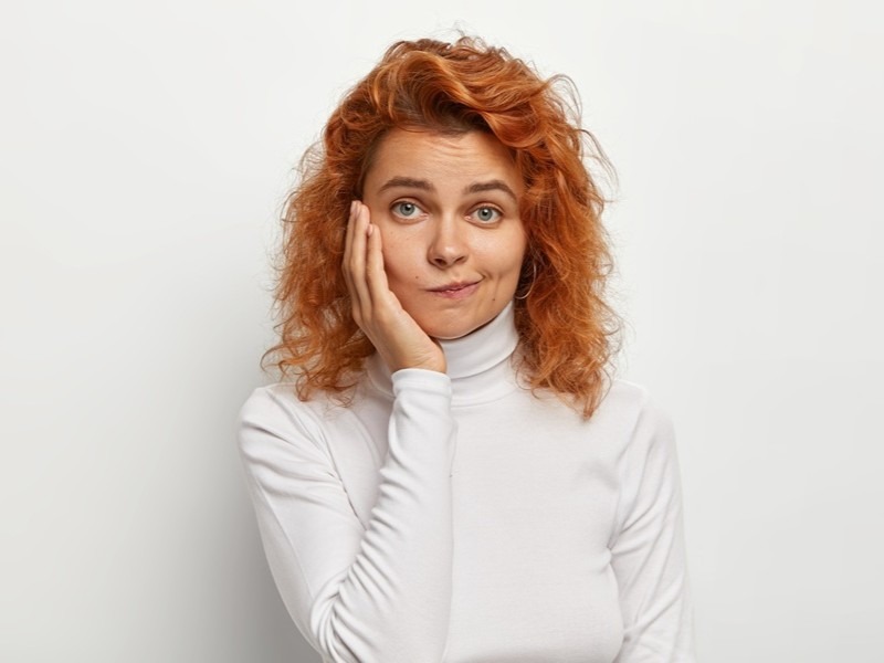 Zaciśnięta szczęka i zmęczony wyraz twarzy – jak stres zmienia Twój owal i jak skutecznie uwolnić napięcie Hamak SPA