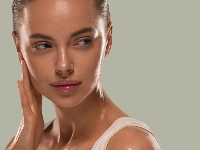 Efekt „Glass Skin” w prawdziwym życiu. Jak uzyskać idealnie gładką cerę bez filtrów z Instagrama